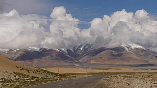 Schneeberge hinter Wolken - Zentral-Tibet: Landschaft