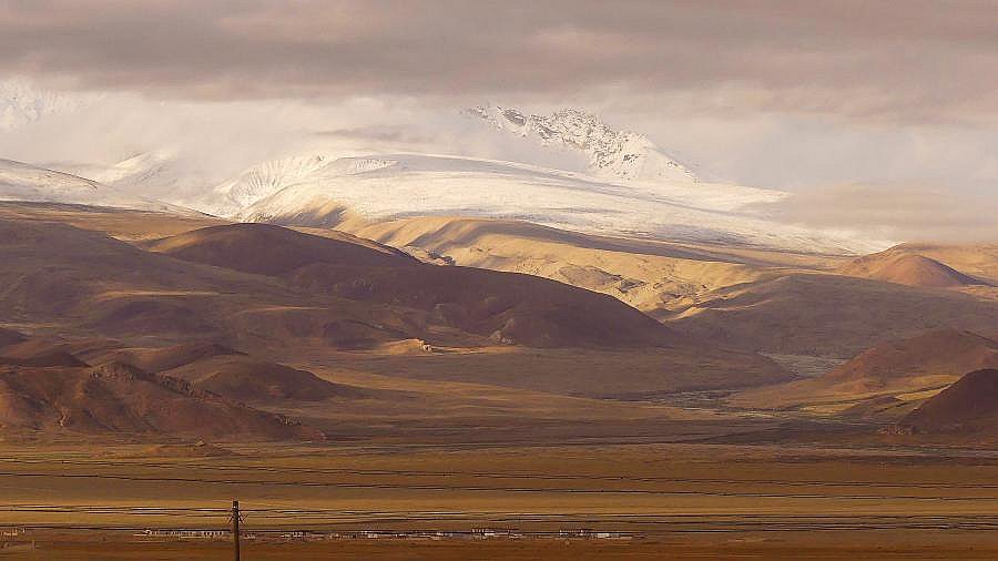 Landschaft im Licht der aufgehenden Sonnen - Zentral-Tibet: Landschaft