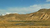 Tibetisches Dorf in der Ferne - Zentral-Tibet: Landschaft