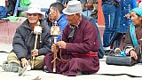 M&auml;nner mit Gebetsm&uuml;hlen - Ladakh: Land-und-Leute