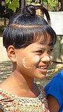 Traditionelle Haartracht f&uuml;r M&auml;dchen - Zentral-Myanmar: Land und Leute