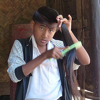 Herrichten der traditionellen Haartracht - Zentral-Myanmar: Land und Leute