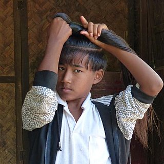 Herrichten der traditionellen Haartracht - Zentral-Myanmar: Land und Leute