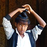Herrichten der traditionellen Haartracht - Zentral-Myanmar: Land und Leute