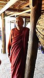 M&ouml;nch im Dorf bei Bagan - Zentral-Myanmar: Land und Leute