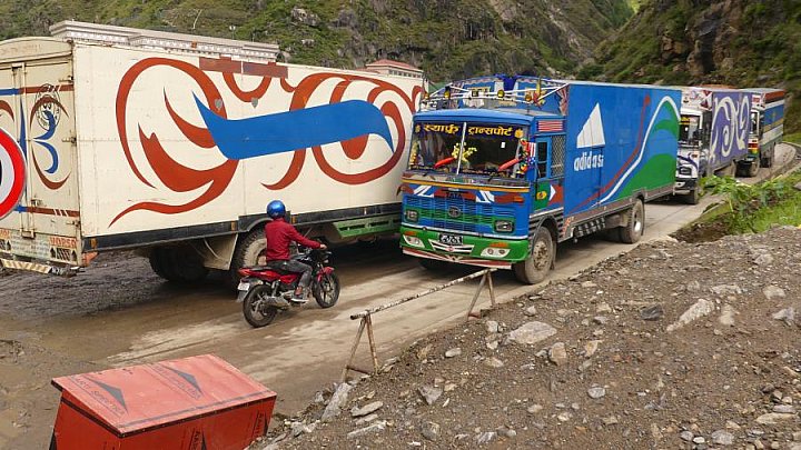 LKW-Stau an der Grenze - Nepal-Blog