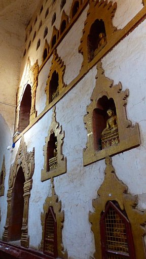 Buddha Statuen auf dem Innengang um den Ananda Tempel - Zentral-Myanmar: Sehensw&uuml;rdigkeiten