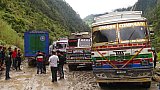 LKW-Stau vor der nepalesisch-tibetischen Grenze - Nepal-Blog