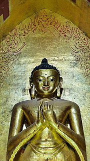 Eine der gro&szlig;en Buddha-Statuen im Andanda Tempel in Bagan - Zentral-Myanmar: Sehensw&uuml;rdigkeiten