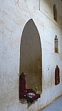 Betender M&ouml;nch im Andanda Tempel - Zentral-Myanmar: Sehensw&uuml;rdigkeiten