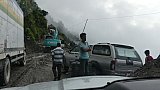 H&auml;ngengebliebene Fahrzeuge an steiler Stra&szlig;enpassage - Nepal-Blog
