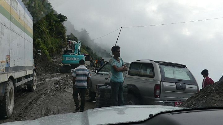 H&auml;ngengebliebene Fahrzeuge an steiler Stra&szlig;enpassage - Nepal-Blog