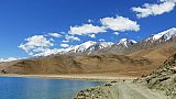 Stra&szlig;e entlang des Pagong Tso - Ladakh: Landschaft