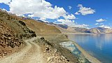 Stra&szlig;e entlang des Pagong Tso - Ladakh: Landschaft