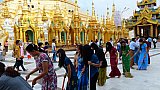 Pilger reinigen die Plattform rund um die Schwedagon Pagode in Yangon - Zentral-Myanmar: Sehensw&uuml;rdigkeiten