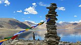Steinm&auml;nnchen und Gebetsfahnen - Ladakh: Land-und-Leute