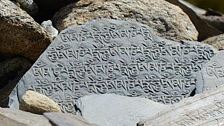 In Stein gemei&szlig;eltes Gebet - Ladakh: Land-und-Leute
