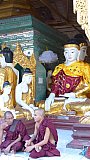 M&ouml;nche vor einem der zahlreichen Tempel rund um die Shwedagon Pagode - Zentral-Myanmar: Sehensw&uuml;rdigkeiten