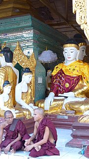 M&ouml;nche vor einem der zahlreichen Tempel rund um die Shwedagon Pagode - Zentral-Myanmar: Sehensw&uuml;rdigkeiten