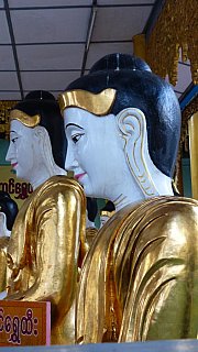 Buddha-Statuen in einem der Tempel am Fu&szlig; der Shwedagon Pagode in Yangon - Zentral-Myanmar: Sehensw&uuml;rdigkeiten