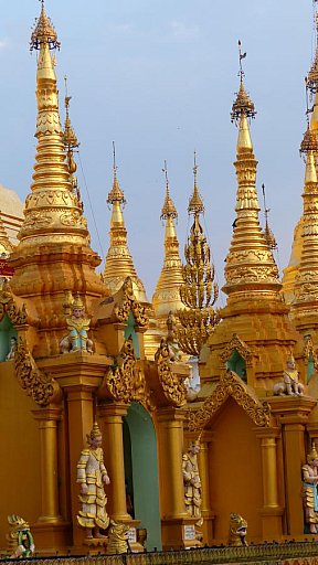 Schreine mit Pagoden-T&uuml;rmen rund um die Shwedagon Pagode in Yangon - Zentral-Myanmar: Sehensw&uuml;rdigkeiten