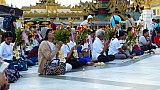 Betende Pilger vor der Shwedagon Pagode in Yangon - Zentral-Myanmar: Land und Leute