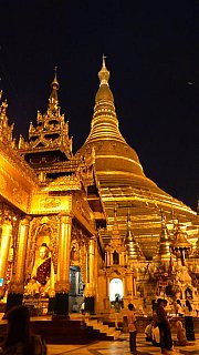 Leuchtende Shwedagon Pagode vor dem Nachthimmel - Zentral-Myanmar: Sehensw&uuml;rdigkeiten