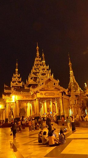 Abendliche Pilger an der Shwedagon Pagode - Zentral-Myanmar: Sehensw&uuml;rdigkeiten