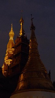 N&auml;chtliche Impression der Shwedagon Pagode - Zentral-Myanmar: Sehensw&uuml;rdigkeiten