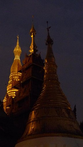 N&auml;chtliche Impression der Shwedagon Pagode - Zentral-Myanmar: Sehensw&uuml;rdigkeiten