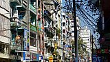 Traditionelle H&auml;userblocks in Yangons Stra&szlig;en - Zentral-Myanmar: Land und Leute
