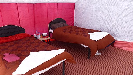 Zeltinnenraum mit zwei gro&szlig;en Betten im Ladakh Camp am Tso Moriri - Ladakh: Essen & Schlafen