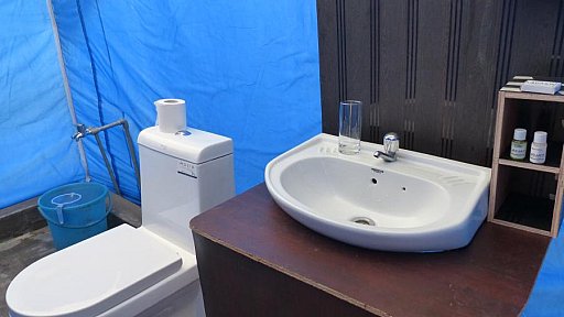 Waschraum und Toilette direkt an jedem Zelt im Ladakh Camp am Tso Moriri - Ladakh: Essen & Schlafen