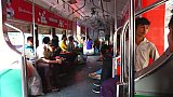 Abteil in der Ringbahn in Yangon - Zentral-Myanmar: Land und Leute