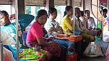 Abteil in der Ringbahn rund um Yangon - Zentral-Myanmar: Land und Leute