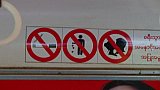 Hinweisschild in den Abteilen der Ringbahn in Yangon - Zentral-Myanmar: Land und Leute