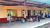 Bahnhof auf der Strecke der Ringbahn rund um Yangon - Zentral-Myanmar: Land und Leute