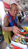 Fliegender H&auml;ndler in der Ringbahn in Yangon - Zentral-Myanmar: Land und Leute