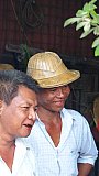 Zwei M&auml;nner in eine der Au&szlig;enbezirke in Yangon - Zentral-Myanmar: Land und Leute