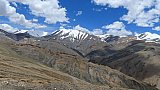 Landschaft entlang der Pass-Stra&szlig;e hinunter vom Taglang La - Ladakh: Landschaft