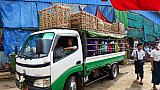 Sammeltaxis fahren vom Gro&szlig;markt in die verschiedenen Stadtteile - Zentral-Myanmar: Land und Leute