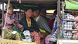 Voll besetztes Sammeltaxi am Gro&szlig;markt - Zentral-Myanmar: Land und Leute