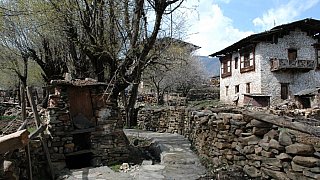 Urige H&auml;user im Ura-Tal in Bumthang - Zentral-Bhutan: Land und Leute