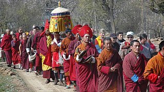 Prozession zum Klosterfest in Ura - Zentral-Bhutan: Land und Leute