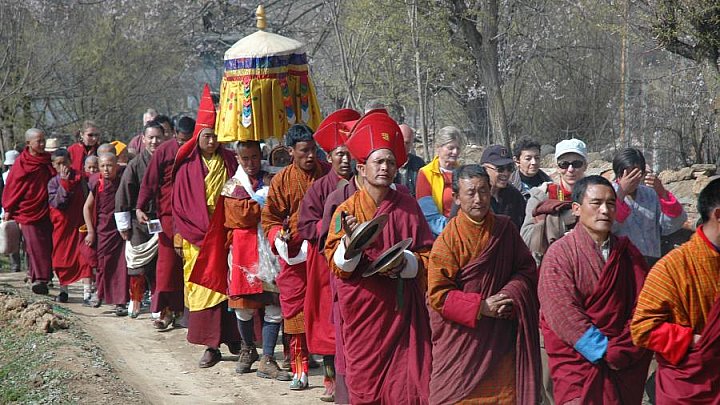 Prozession zum Klosterfest in Ura - Zentral-Bhutan: Land und Leute
