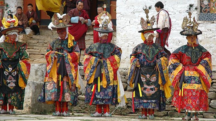 Maskent&auml;nzer beim Klosterfest in Ura - Zentral-Bhutan: Land und Leute