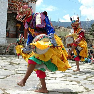 Maskent&auml;nzer beim Klosterfest in Ura - Zentral-Bhutan: Land und Leute