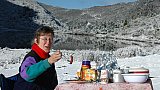 Fr&uuml;hst&uuml;ck in der Morgensonne am See - Bhutan 2018 Blog