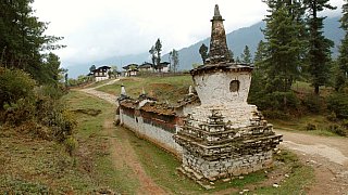 Mani-Mauer im Gangtey-/Phobjiekha-Tal - Zentral-Bhutan: Land und Leute
