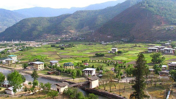 Blick &uuml;ber das Tal von Paro in Bhutan - Paro - Haa: Sehensw&uuml;rdigkeiten